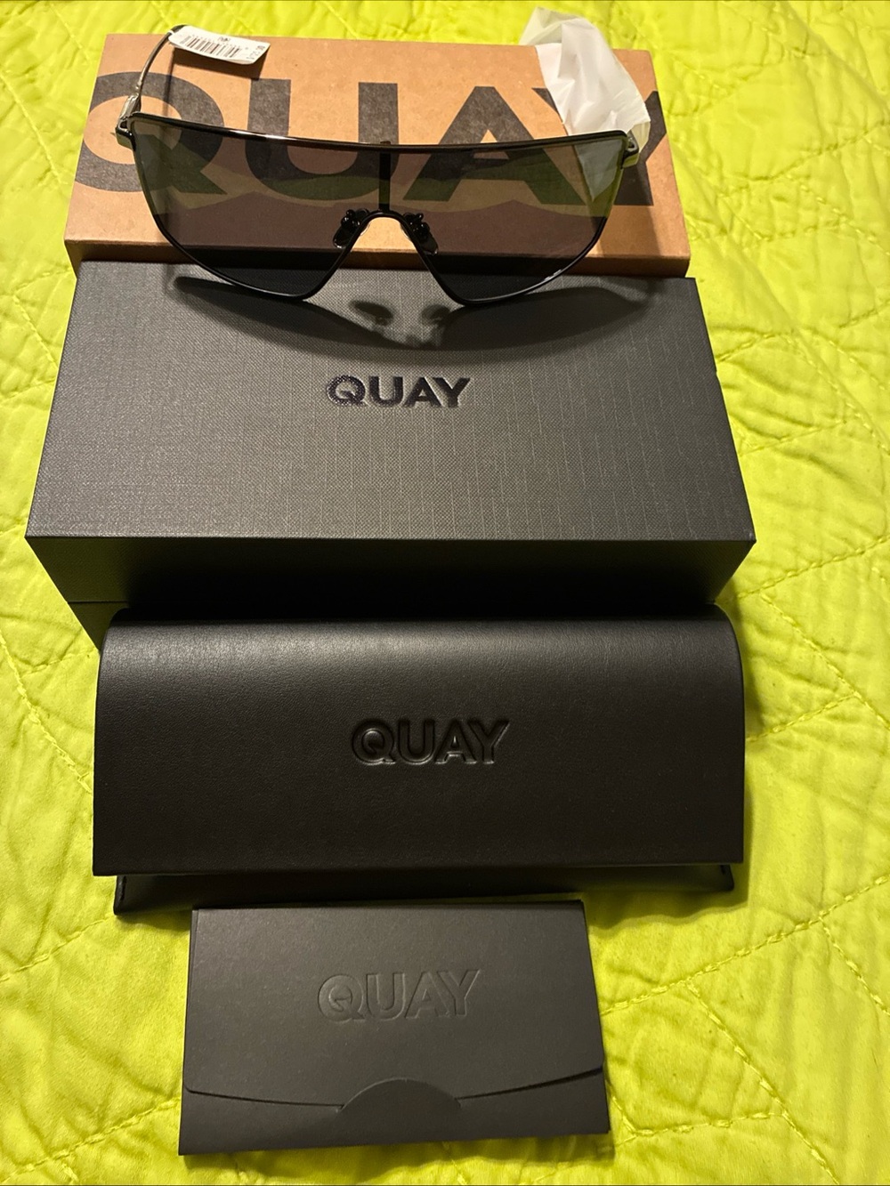 Quay unisex entourage gunmetal sunglasses W/case and box